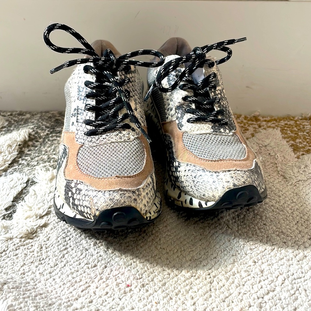 Steve Madden Women's Cliff Sneaker
 size 6, gently used (5-10times tops).